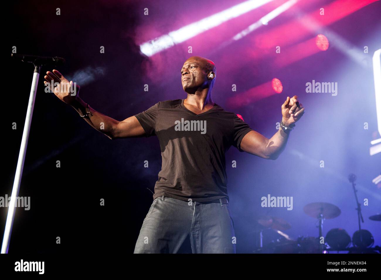 Seal performs on stage at the SSE Hydro on  December 06, 2015 in Glasgow, Scotland Stock Photo