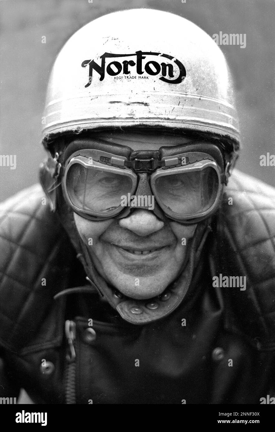 Old biker Don Jones riding his 500cc Manx Norton motorcycle on Hodge Bower in 1994 Stock Photo