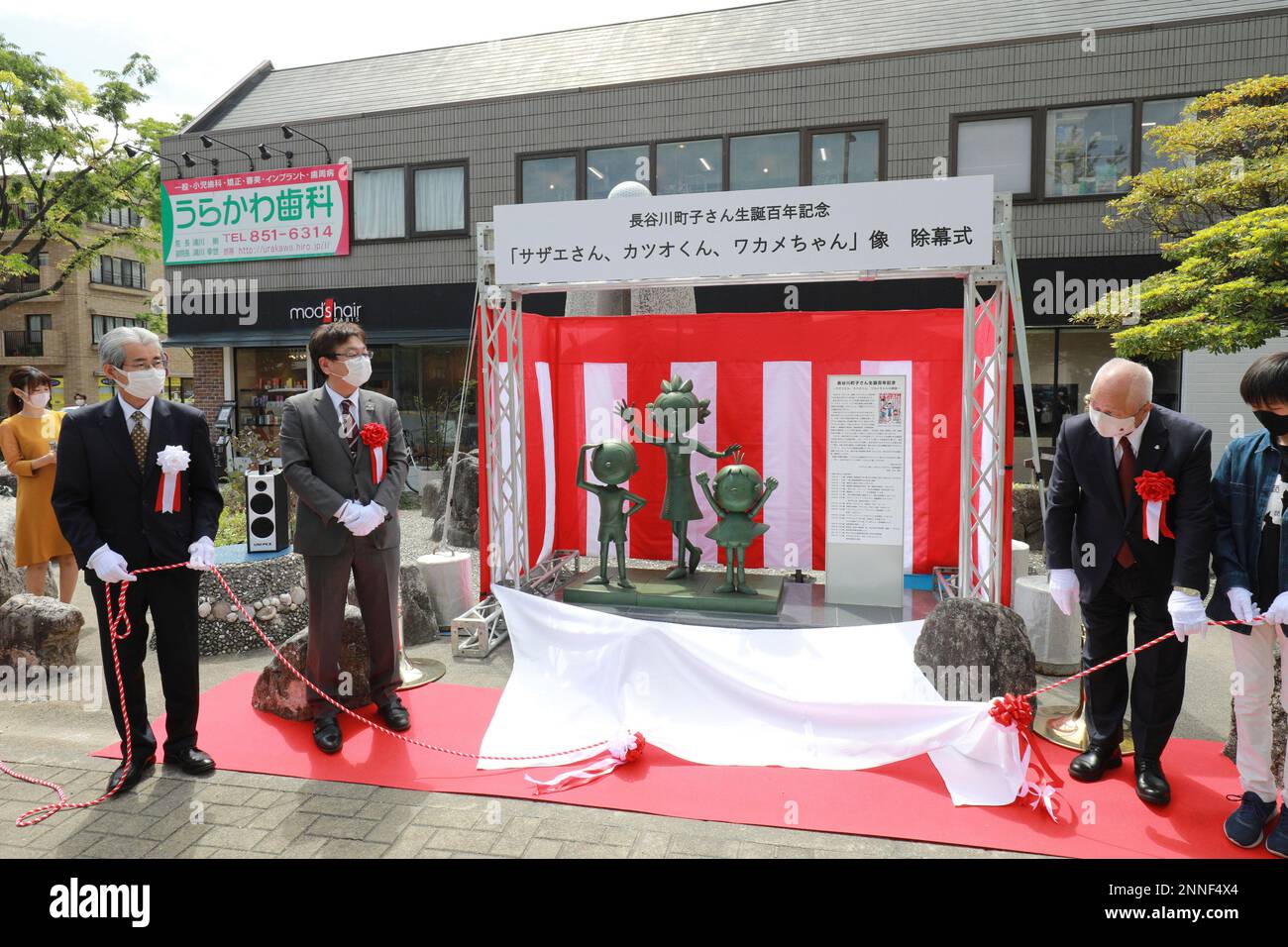 Bronze statues of Sazaesan (C), Katsuokun (L), and Wakamechan (R