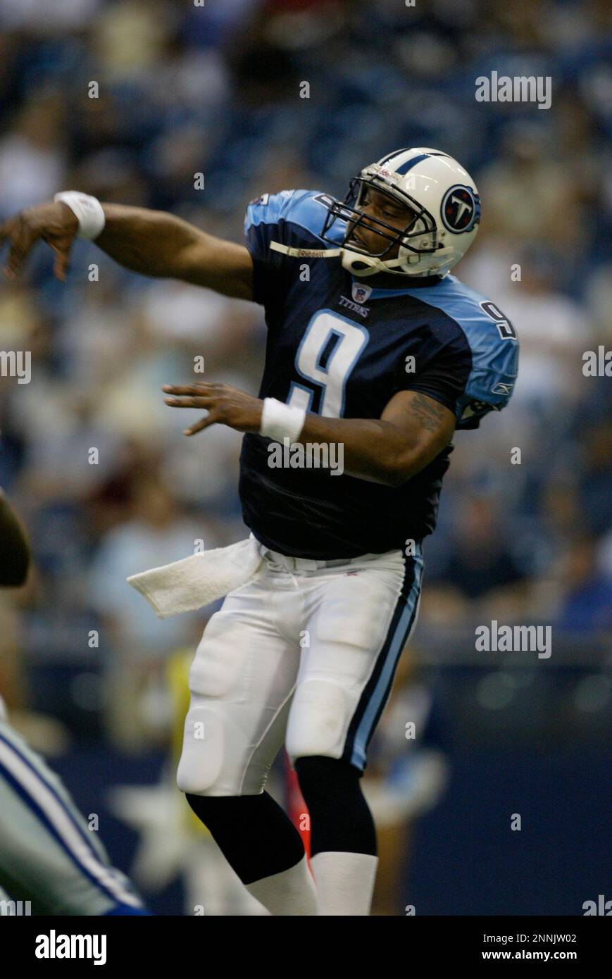 30 Aug 2004 - Steve McNair of the Tennessee Titans passes in the Dallas  Cowboys 20-17 win over the Tennessee Titans at Texas Stadium in Irving, TX.  (Icon Sportswire via AP Images Stock Photo - Alamy