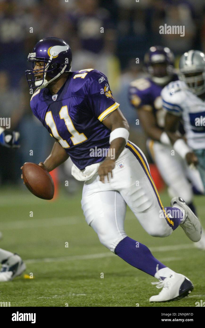 Quarterback Daunte Culpepper of the Minnesota Vikings drops back