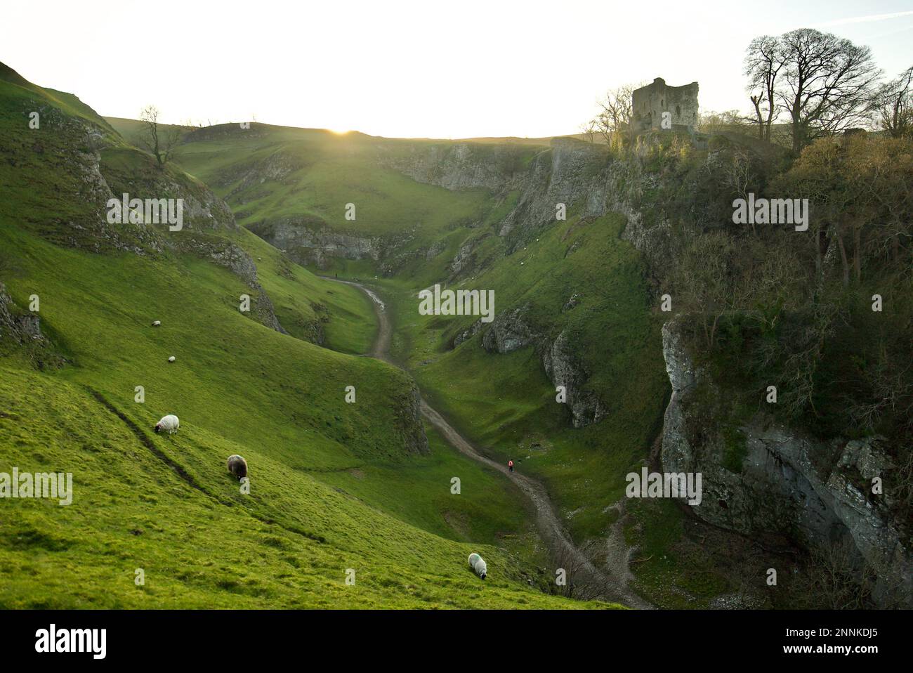 Cave Dale, Derbyshire, a part of the Limestone Way in Castleton, Peak District National Park. Peveril Castle in view as the sun starts to set. Stock Photo