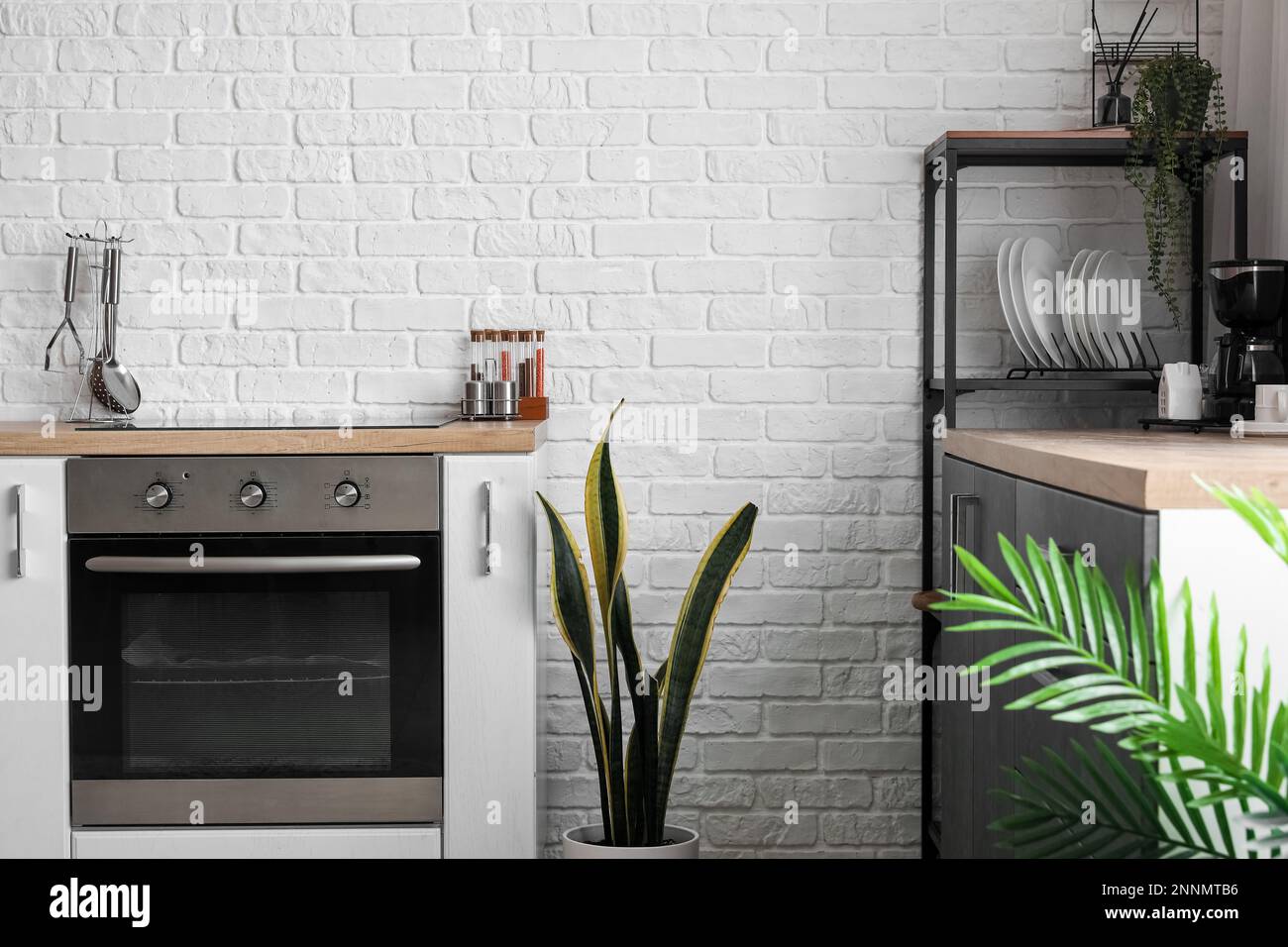 Electric stove with oven in interior of modern kitchen Stock Photo - Alamy