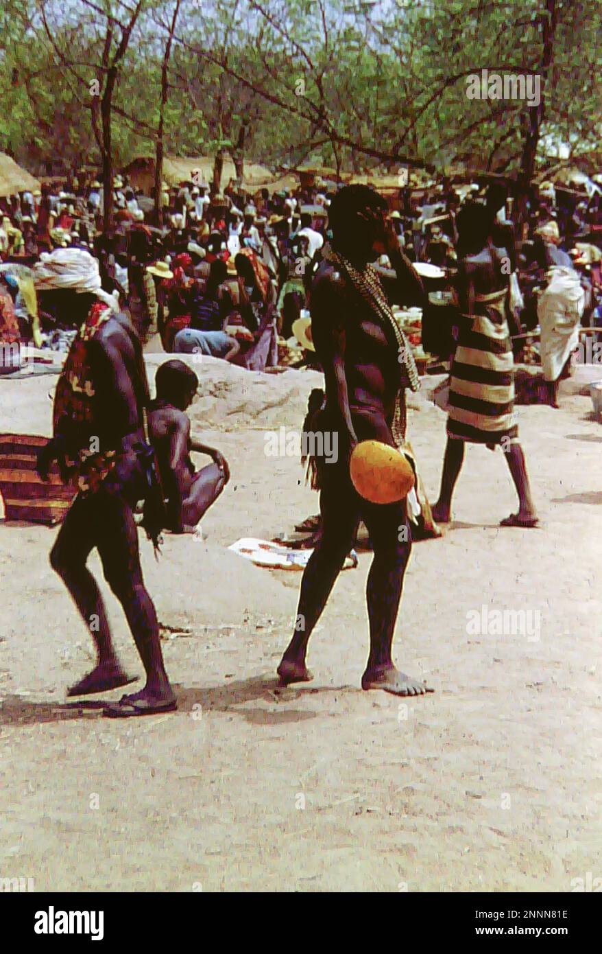 People at an outdoor market in Bolgatanga in Ghana c.1958 Stock Photo