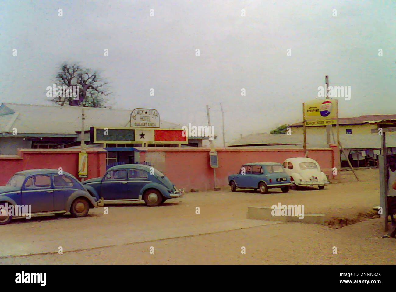 Cars outside the Black Star Hotel in Bolgatanga, Ghana c.1958 Stock Photo