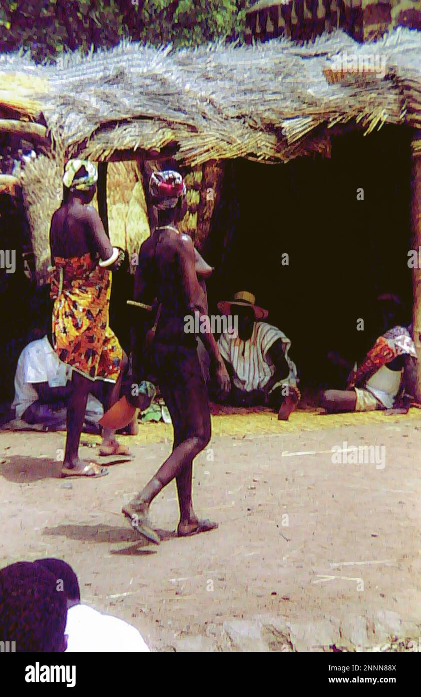 People at an outdoor market in Bolgatanga in Ghana c.1958 Stock Photo