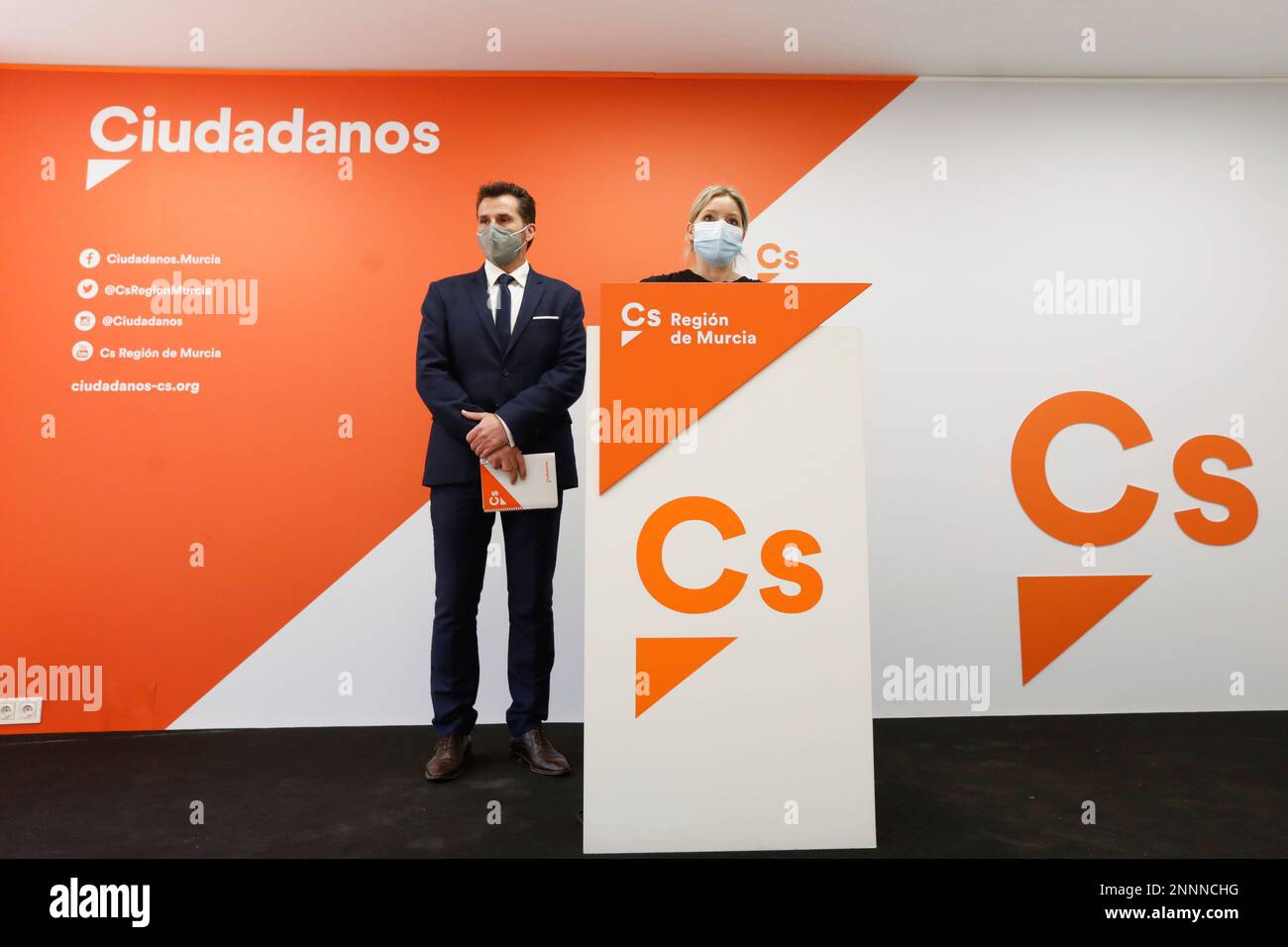 The coordinator of Ciudadanos (Cs) in the Region of Murcia, Ana Martínez  Vidal (r), and the deputy mayor of Murcia, Mario Gómez (i), during a press  conference at the party headquarters to
