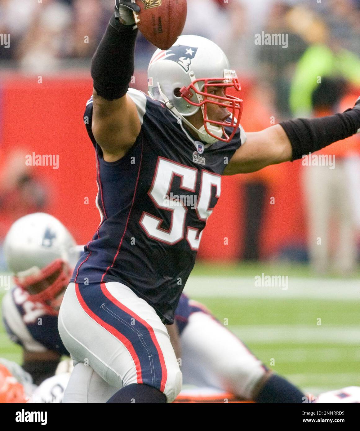 23 September, 2007.Patriot Linebacker Junior Seau (55) closing in