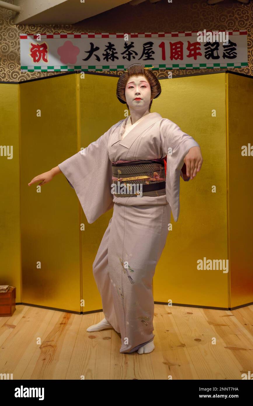 Geisha in traditional costume dancing, Omori, Tokyo, Japan Stock Photo