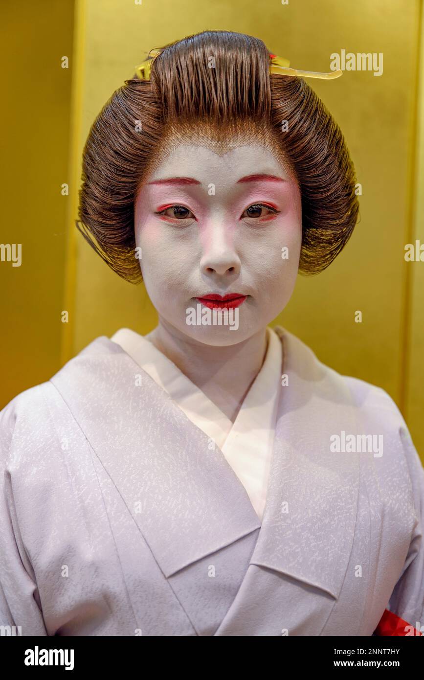 Geisha woman with traditional white face makeup painting on heavy eyeliner  with a brush Stock Photo - Alamy