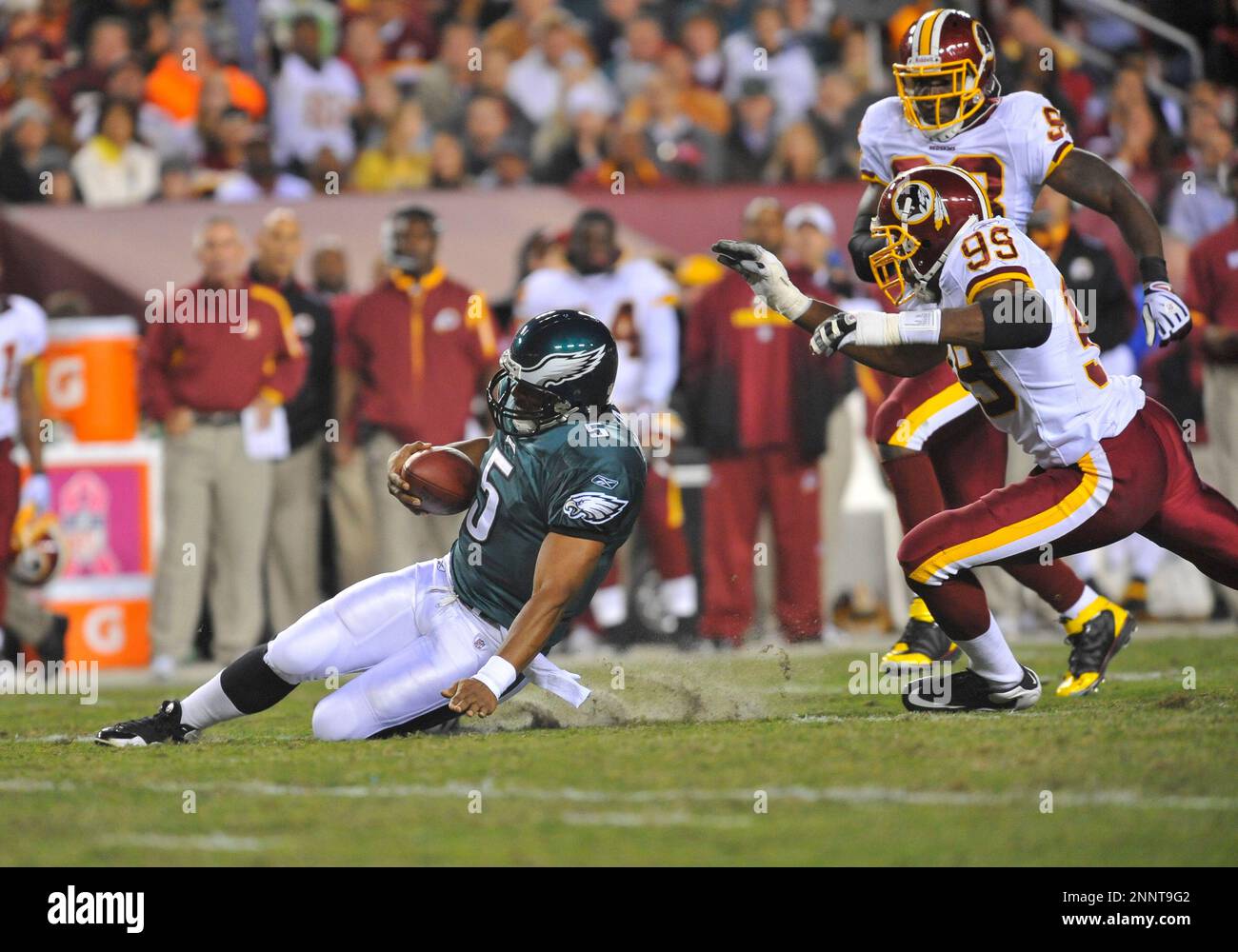 26 October 2009: Eagles QB Michael Mike Vick (7) runs a QB draw