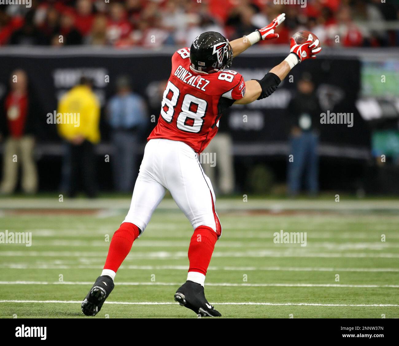 Atlanta Falcons tight end Tony Gonzalez (88) before an NFL football game  against the San Francisco 49ers in San Francisco, Monday, Dec. 23, 2013.  (AP Photo/Tony Avelar)