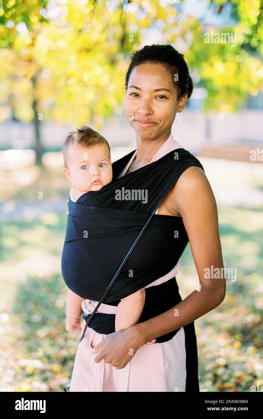 Baby in yellow sling hires stock photography and images Alamy