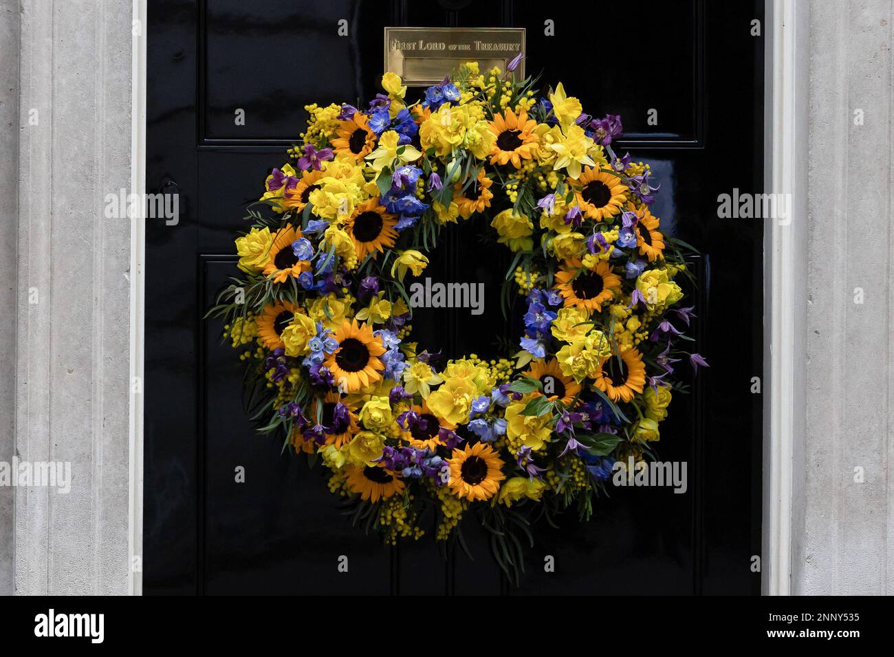London, UK. 24th Feb, 2023. A wreath decorated with sunflowers, the national flower of Ukraine, hangs on the door of 10 Downing Street in London. The world is marking the one-year anniversary of the full-scale Russian invasion of Ukraine. (Photo by Tejas Sandhu/SOPA Images/Sipa USA) Credit: Sipa USA/Alamy Live News Stock Photo