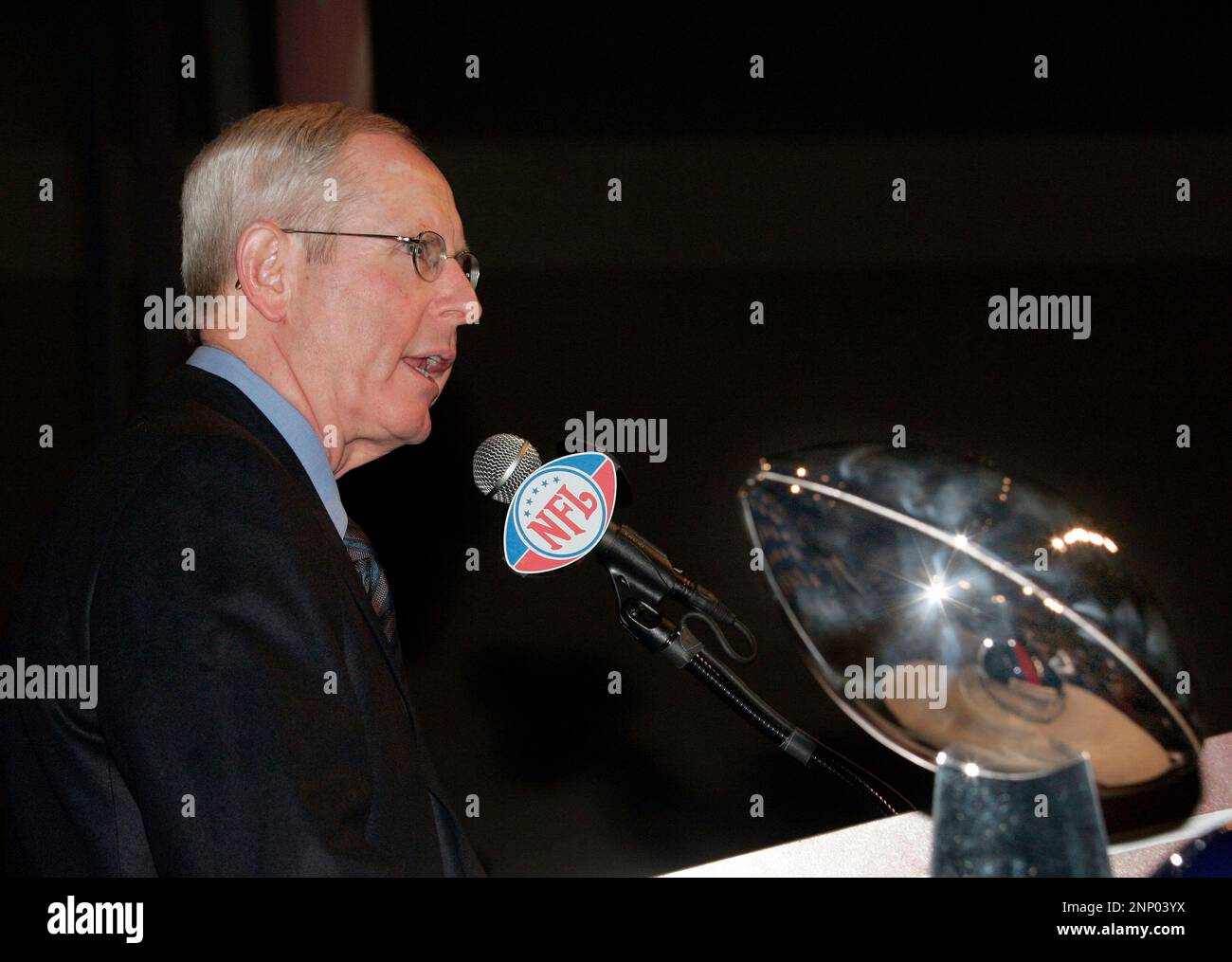 01 FEB 2008 New York Giants Head Coach Tom Coughlin addresses the