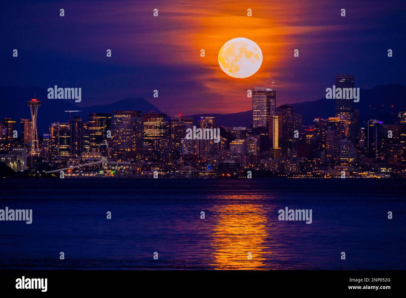 Moon over skyline of Seattle at night, Washington State, USA Stock Photo