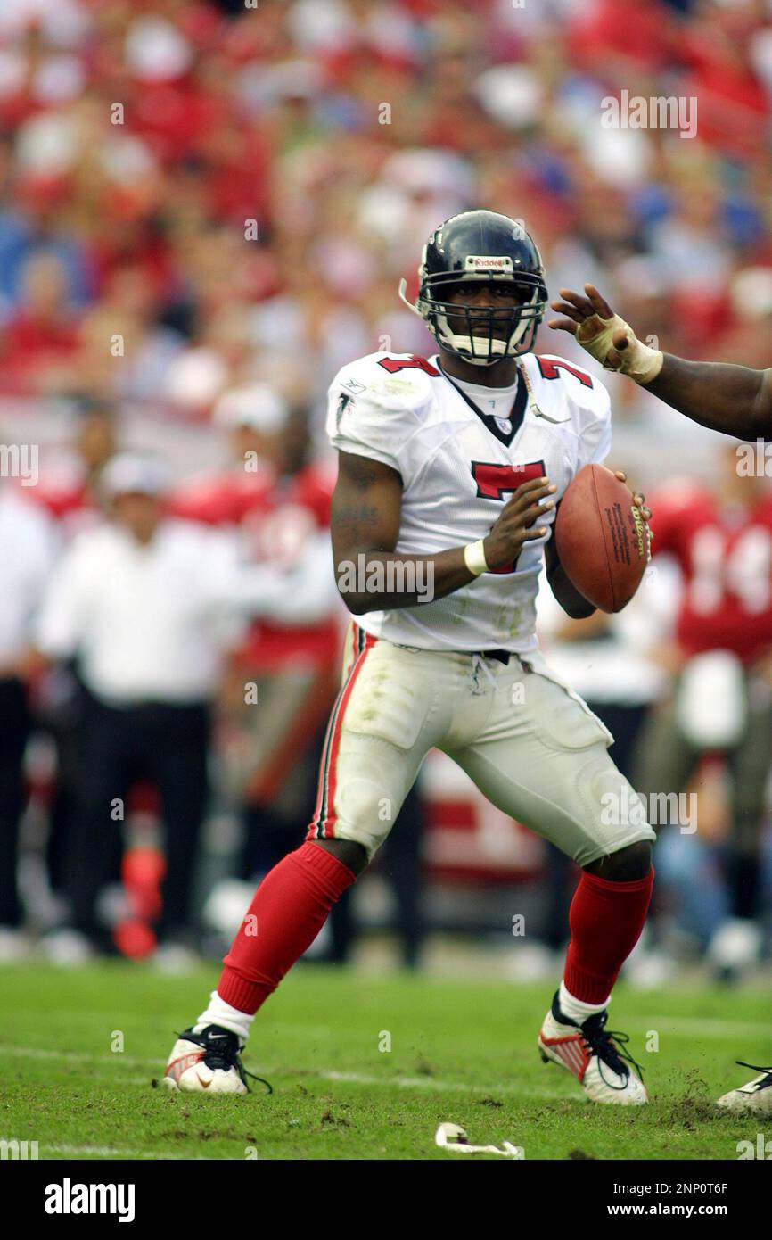 Tampa Bay contains Vick, batters Falcons