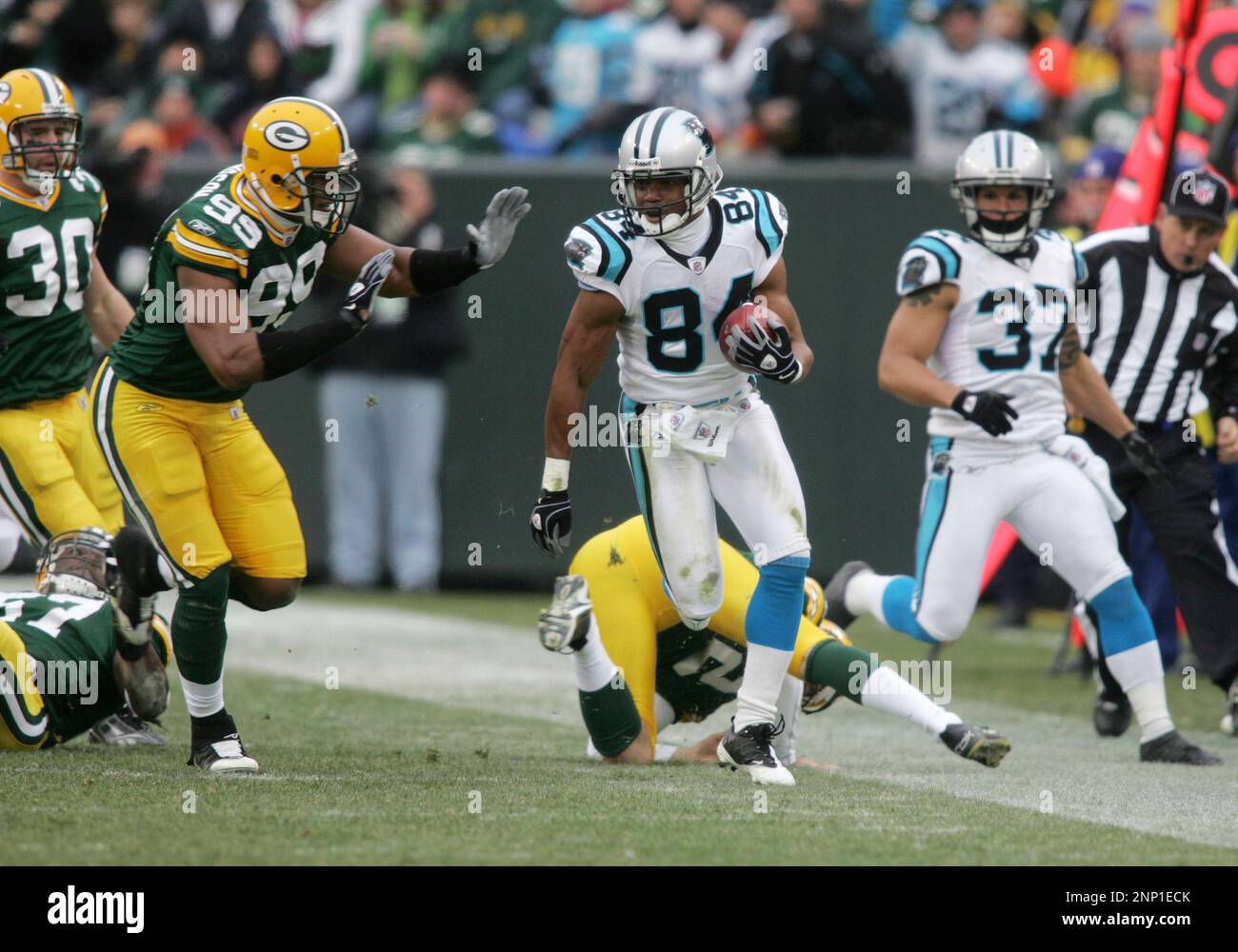 30 November 2008: Green Bay Packers wide receiver James Jones (89) gains  nine yards on a pass play against the Carolina Panthers in the first  quarter at Lambeau Field in Green Bay