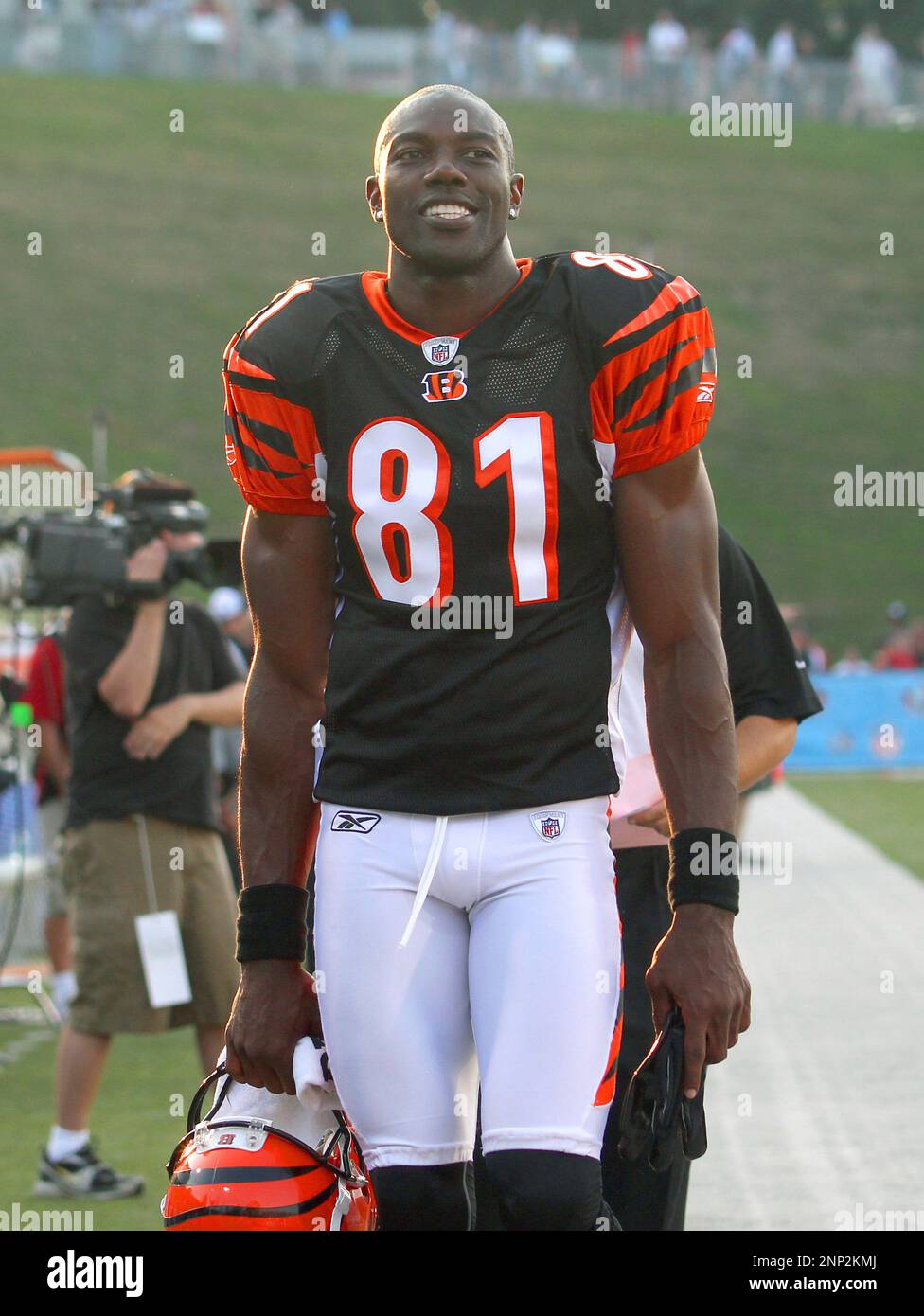 08 AUG 2010: Terrell Owens of the Bengals entertains the fans as he warms  up before the Pro Football Hall of Fame Game with the Cincinnati Bengals vs  the Dallas Cowboys at