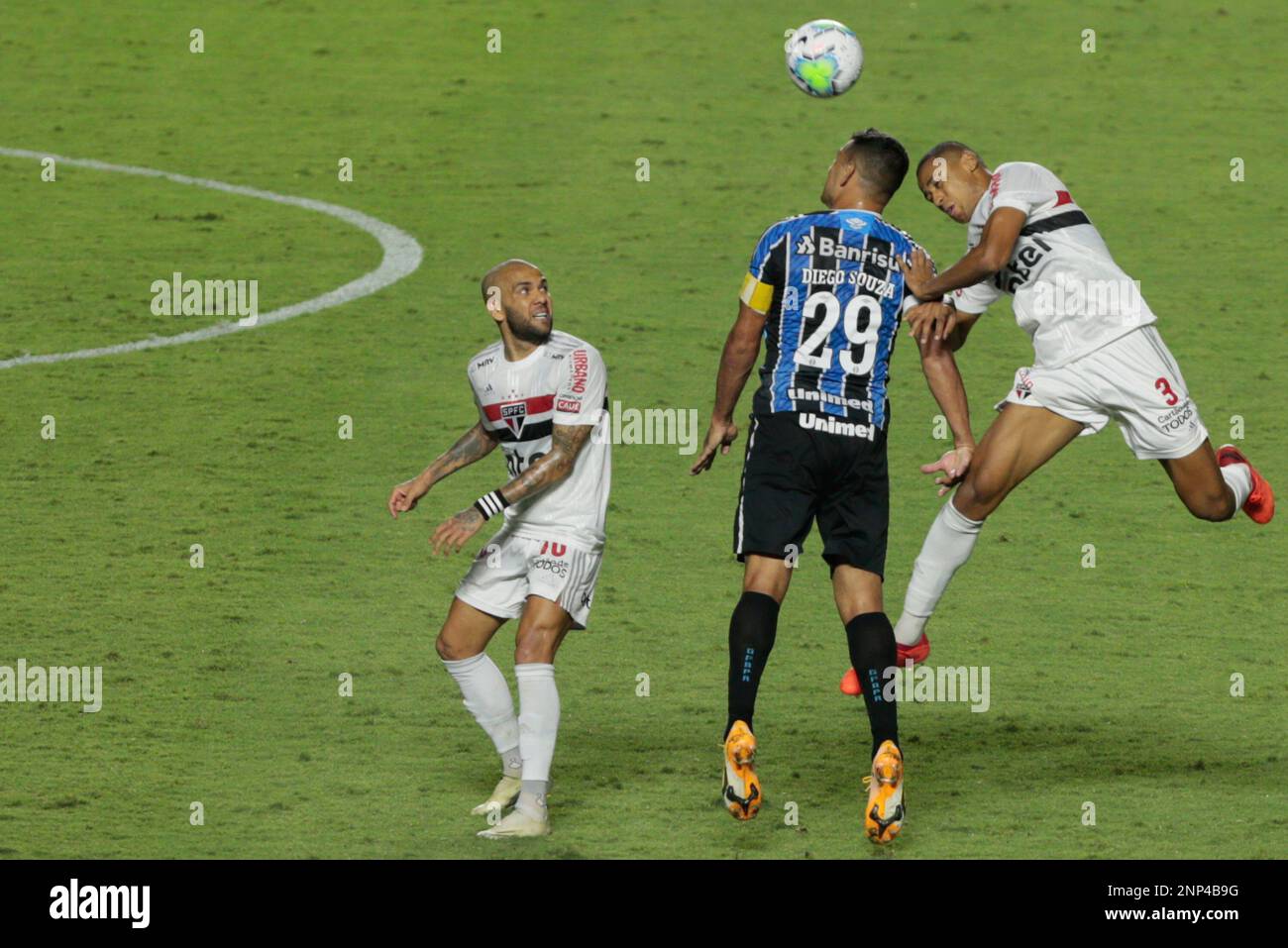 SP - Sao Paulo - 14/08/2021 - BRAZILIAN IN 2021, SAO PAULO X GREMIO -  Galeano, Sao Paulo player disputes a bid with Vanderson, Gremio player  during a match at Morumbi stadium