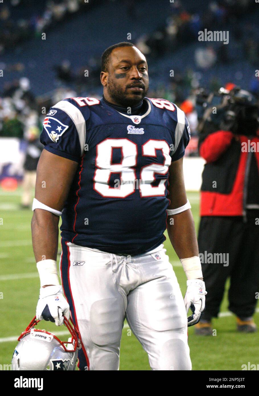 16 January 2011. Patriot Tight End Alge Crumpler (82) heads off the field following the game. The New York Jets defeated the New England Patriots 28 to 21 in an AFC Divisional Playoff game in Gillette Stadium, Foxboro, Massachusetts. (Icon Sportswire via AP Images) Stock Photo
