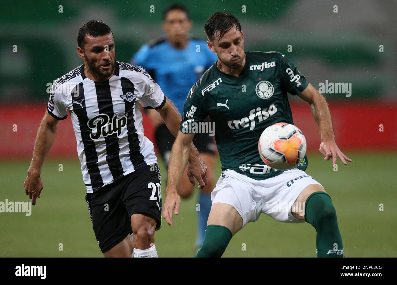 Ivan Piris of Paraguay's Libertad heads the ball during a Copa Libertadores  Group G soccer match against Brazil's Athletico Paranaense at Defensores  del Chaco stadium in Asuncion, Paraguay, Thursday, May 4, 2023. (