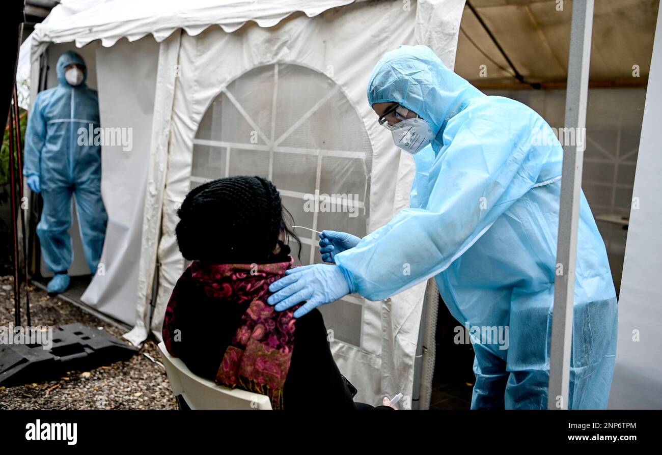 Medical personnel take a smear in the entrance area of the nightclub 