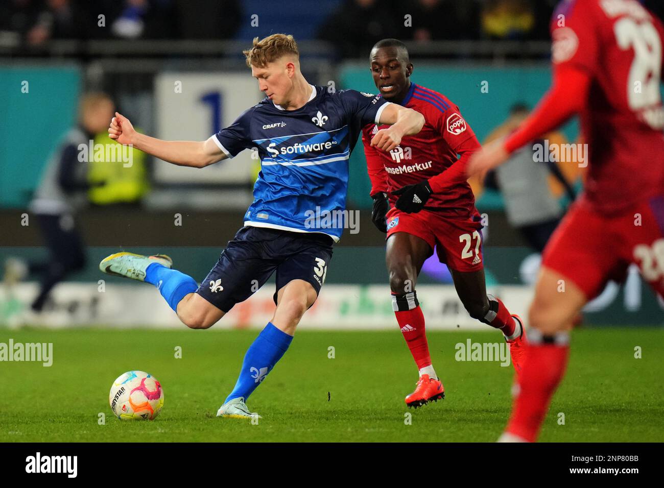 Darmstadt, Germany. 25th Feb, 2023. Soccer: 2nd Bundesliga, Darmstadt 98 - Hamburger SV, Matchday 22, Merck-Stadion am Böllenfalltor. Darmstadt's Clemens Riedel (l) and Hamburg's Jean-Luc Dompe fight for the ball. Credit: Thomas Frey/dpa - IMPORTANT NOTE: In accordance with the requirements of the DFL Deutsche Fußball Liga and the DFB Deutscher Fußball-Bund, it is prohibited to use or have used photographs taken in the stadium and/or of the match in the form of sequence pictures and/or video-like photo series./dpa/Alamy Live News Stock Photo