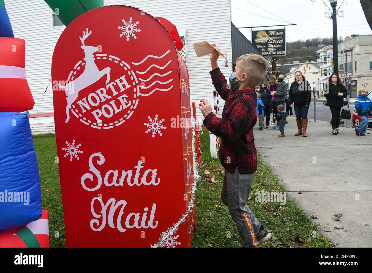 RETRANSMISSION TO CORRECT PARADE NAME TO BRING THE CHRISTMAS MAGIC TO