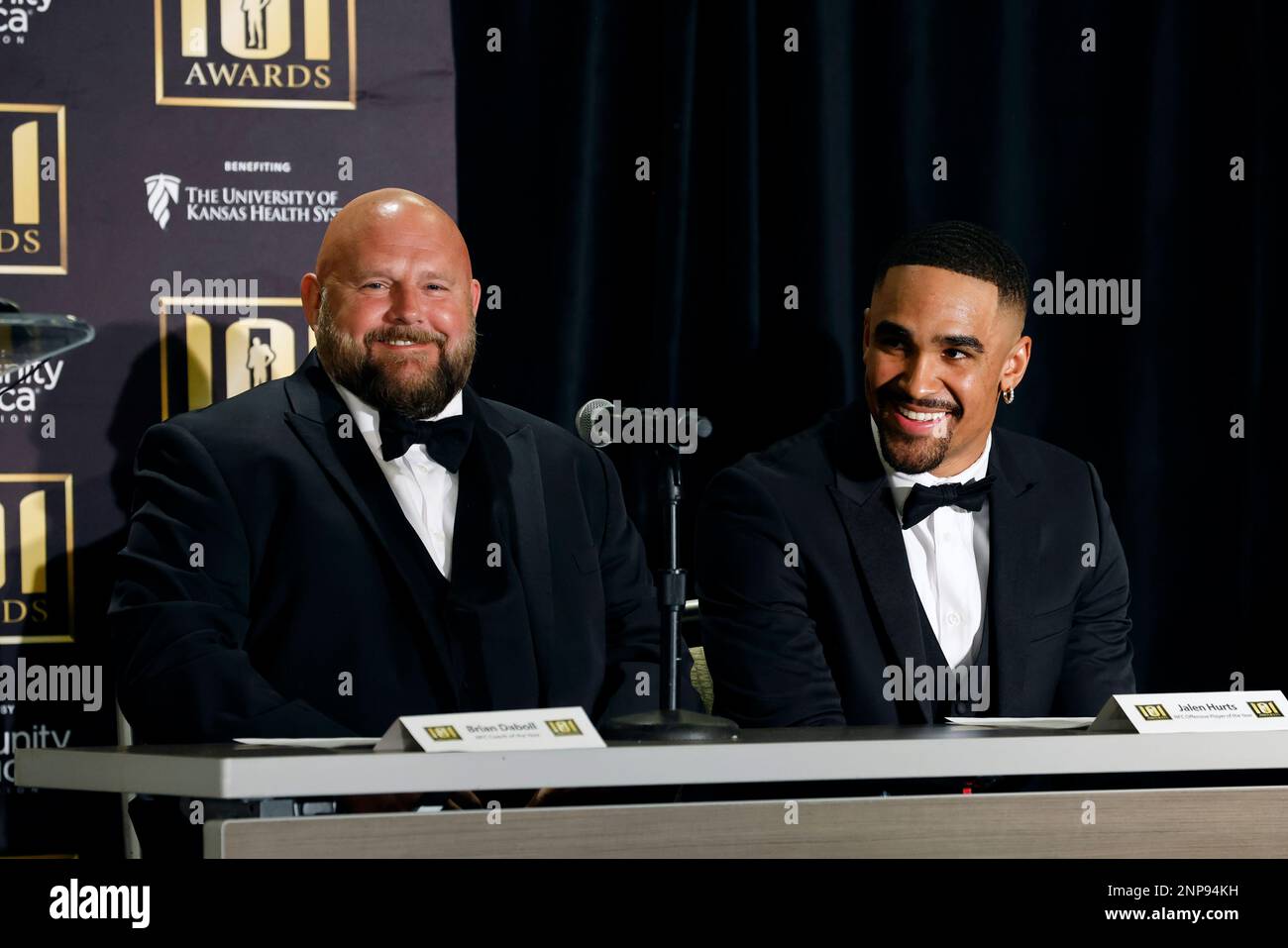 NFC Coach of the Year, New York Giants head coach Brian Daboll, left