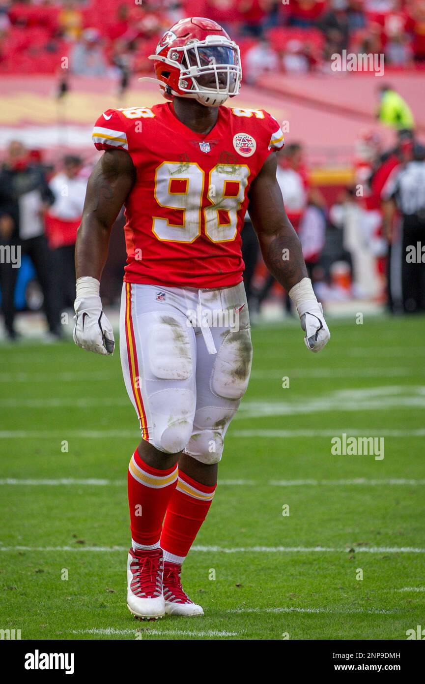 https://c8.alamy.com/comp/2NP9DMH/kansas-city-mo-november-08-kansas-city-chiefs-defensive-tackle-tershawn-wharton-98-between-plays-against-the-carolina-panthers-at-arrowhead-stadium-in-kansas-city-missouri-photo-by-william-purnellicon-sportswire-icon-sportswire-via-ap-images-2NP9DMH.jpg