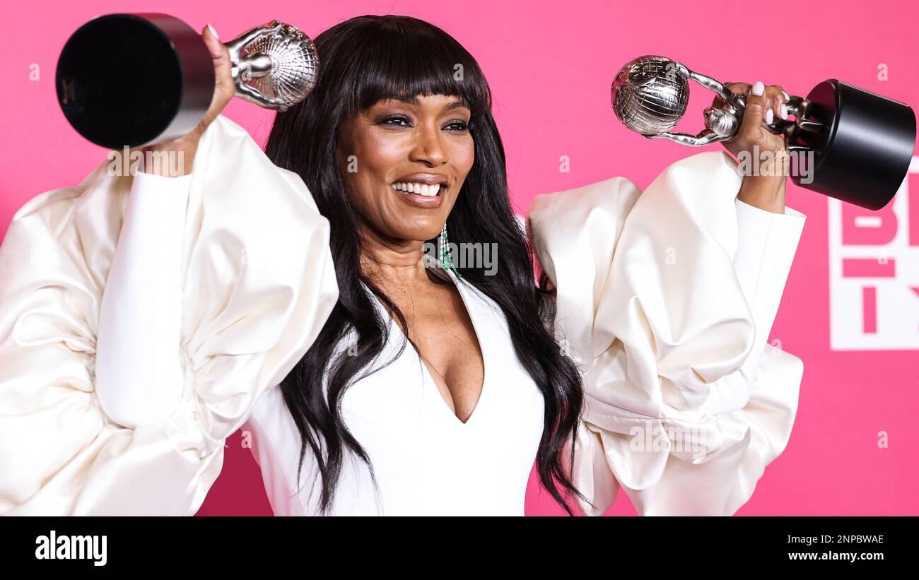 Pasadena, United States. 25th Feb, 2023. PASADENA, LOS ANGELES, CALIFORNIA, USA - FEBRUARY 25: American actress Angela Bassett, winner of the Entertainer of the Year award and Outstanding Actress in a Drama Series award for '9-1-1' poses in the press room at the 54th Annual NAACP Image Awards held at the Pasadena Civic Auditorium on February 25, 2023 in Pasadena, Los Angeles, California, United States. (Photo by Xavier Collin/Image Press Agency) Credit: Image Press Agency/Alamy Live News Stock Photo