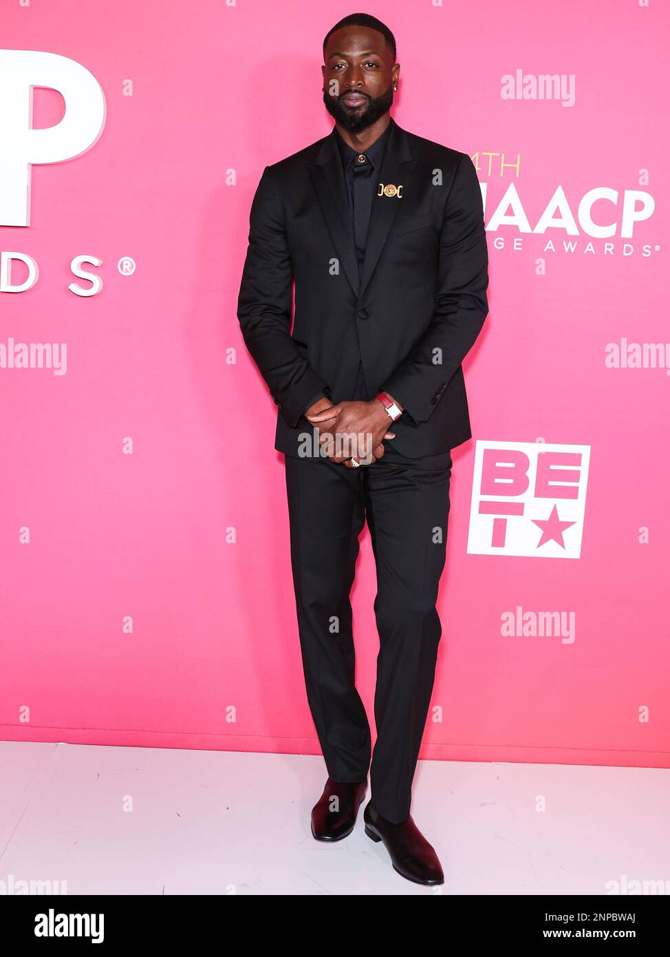 Pasadena, United States. 25th Feb, 2023. PASADENA, LOS ANGELES, CALIFORNIA, USA - FEBRUARY 25: American former professional basketball player Dwyane Wade, recipient of the President's Award wearing Versace poses in the press room at the 54th Annual NAACP Image Awards held at the Pasadena Civic Auditorium on February 25, 2023 in Pasadena, Los Angeles, California, United States. (Photo by Xavier Collin/Image Press Agency) Credit: Image Press Agency/Alamy Live News Stock Photo