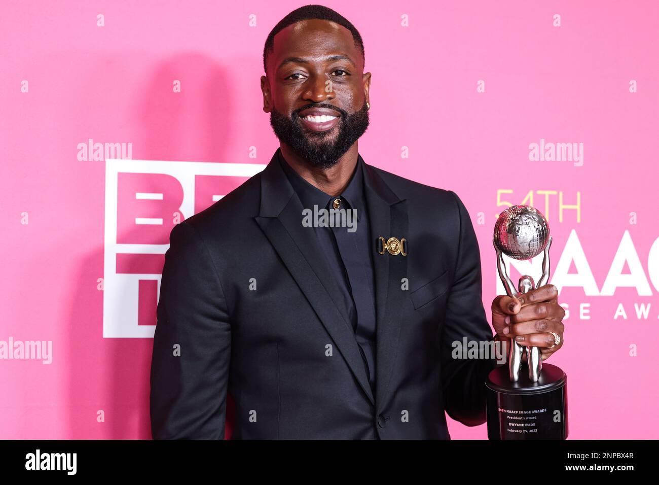 Pasadena, United States. 25th Feb, 2023. PASADENA, LOS ANGELES, CALIFORNIA, USA - FEBRUARY 25: American former professional basketball player Dwyane Wade, recipient of the President's Award wearing Versace poses in the press room at the 54th Annual NAACP Image Awards held at the Pasadena Civic Auditorium on February 25, 2023 in Pasadena, Los Angeles, California, United States. (Photo by Xavier Collin/Image Press Agency) Credit: Image Press Agency/Alamy Live News Stock Photo