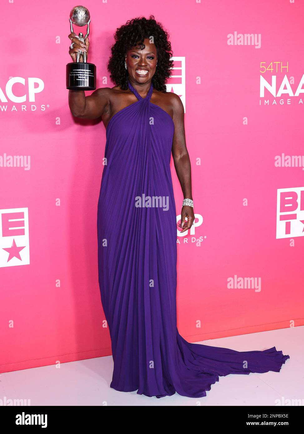 PASADENA, LOS ANGELES, CALIFORNIA, USA - FEBRUARY 25: American actress Viola Davis, winner of the Outstanding Actress in a Motion Picture award for 'The Woman King' and the Outstanding Literary Work - Nonfiction award for 'Finding Me' wearing custom Christian Dior and DeBeers jewelry and carrying Rodo poses in the press room at the 54th Annual NAACP Image Awards held at the Pasadena Civic Auditorium on February 25, 2023 in Pasadena, Los Angeles, California, United States. (Photo by Xavier Collin/Image Press Agency) Stock Photo