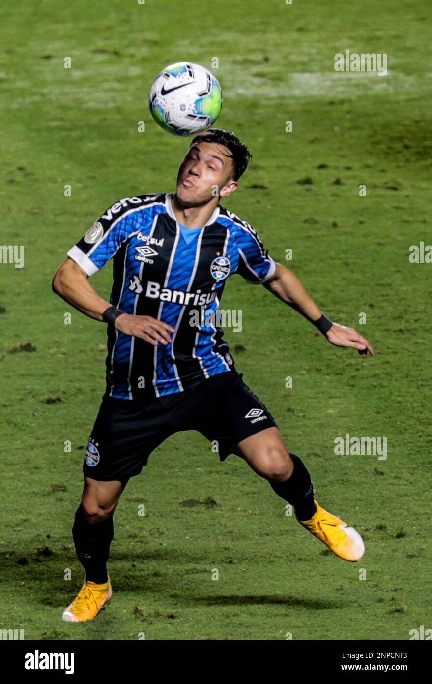 SP - Sao Paulo - 14/08/2021 - BRAZILIAN IN 2021, SAO PAULO X GREMIO -  Galeano, Sao Paulo player disputes a bid with Vanderson, Gremio player  during a match at Morumbi stadium