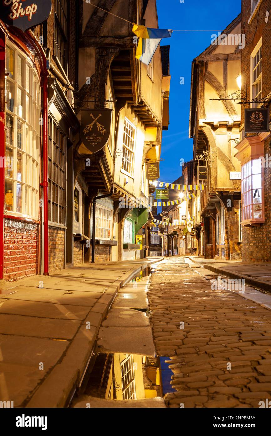 Dawn on the Shambles in York historic centre Stock Photo - Alamy
