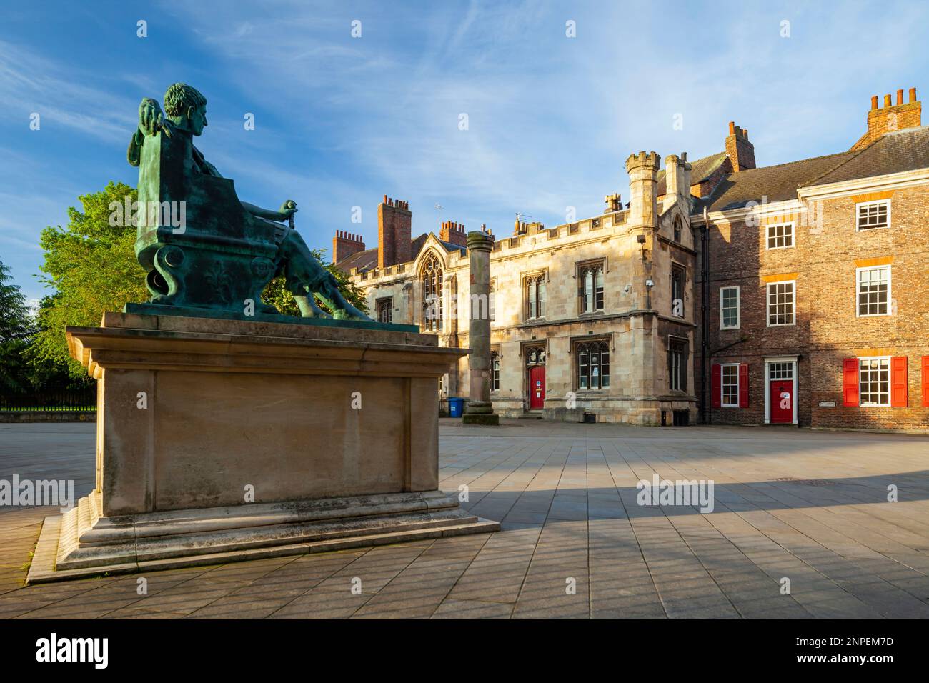 Emperor Constantine statue in front of York Minster Stock Photo Alamy