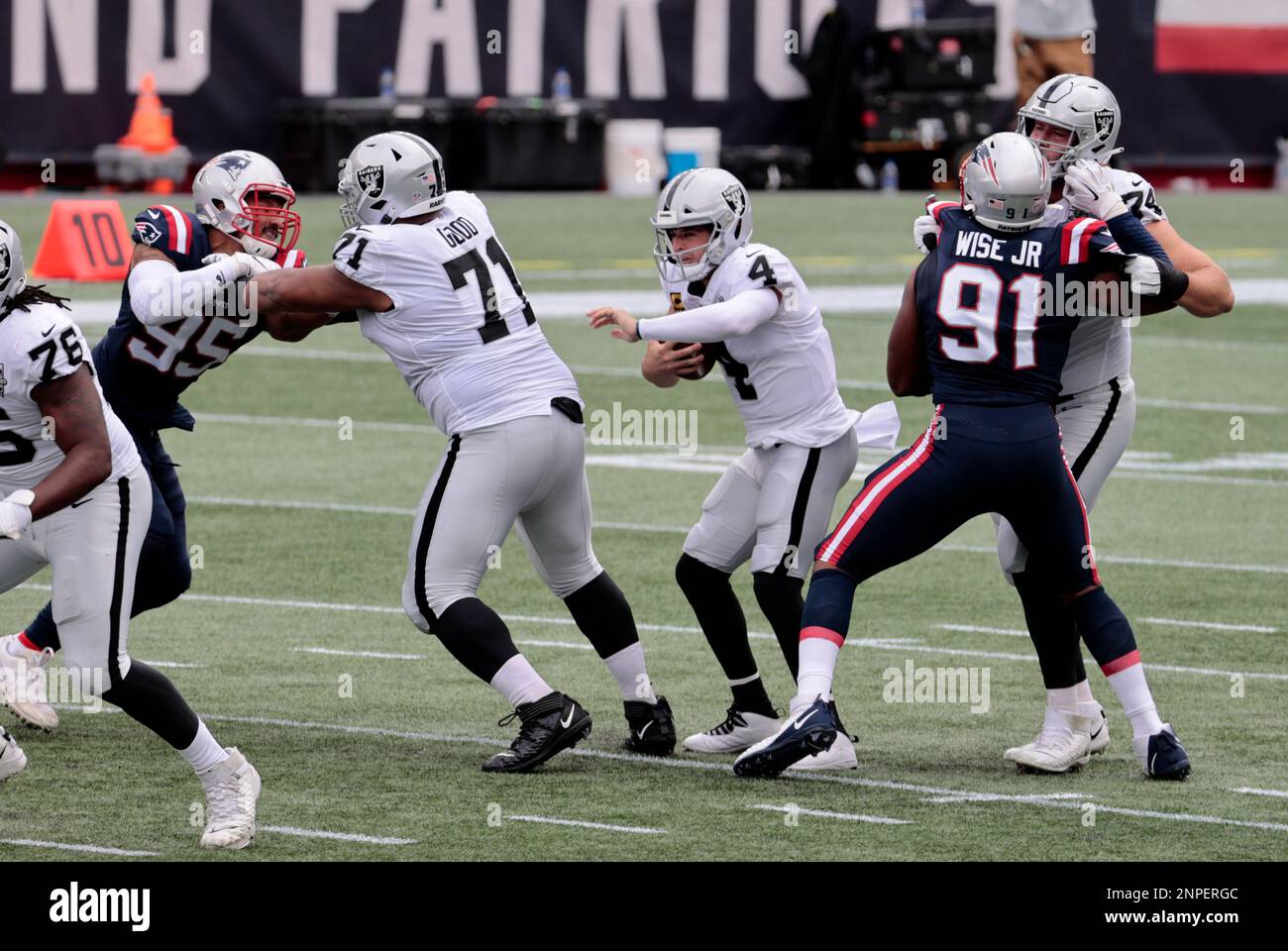 Las Vegas Raiders tight end Jason Witten leaves the field after an NFL  football game against the New England Patriots, Sunday, Sept. 27, 2020, in  Foxborough, Mass. (AP Photo/Steven Senne Stock Photo 