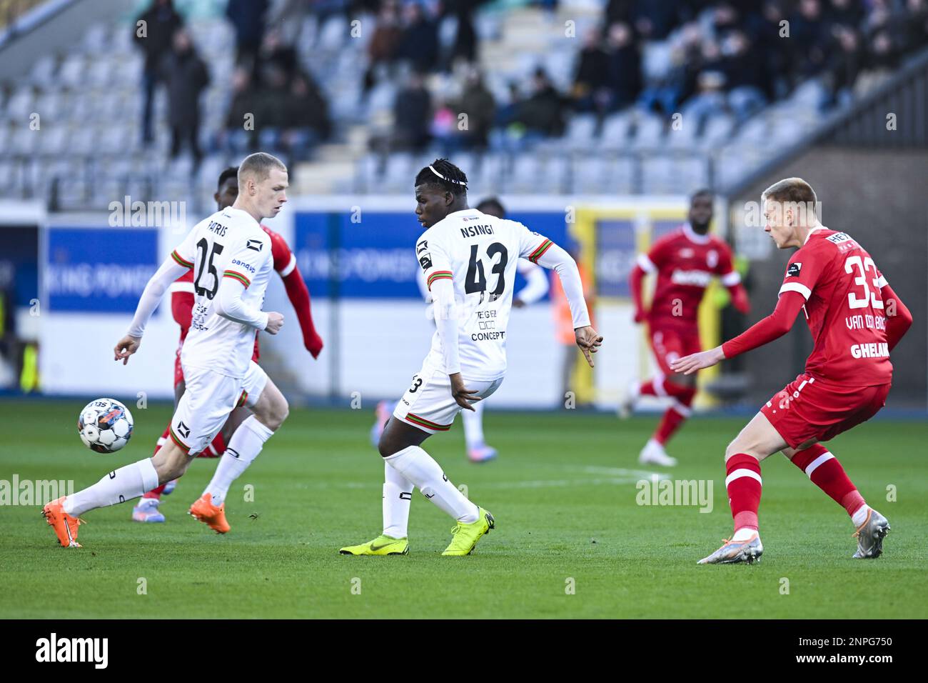 OHL's Nachon Nsingi and Antwerp's Zeno Van Den Bosch pictured in action