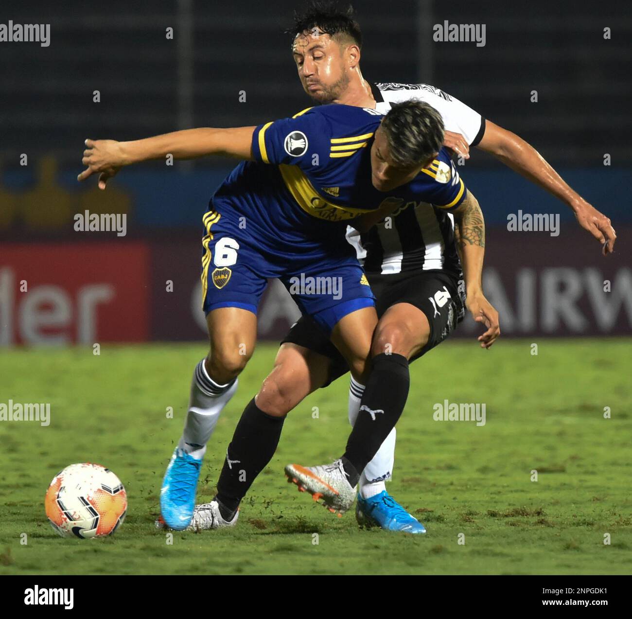 Ivan Piris of Paraguay's Libertad heads the ball during a Copa Libertadores  Group G soccer match against Brazil's Athletico Paranaense at Defensores  del Chaco stadium in Asuncion, Paraguay, Thursday, May 4, 2023. (