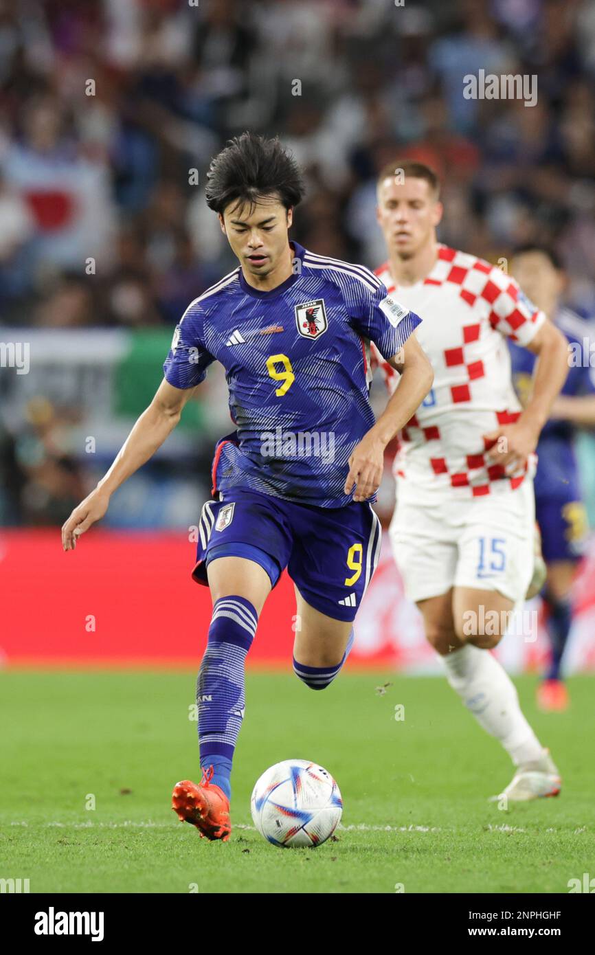 Al Rayyan, Qatar. Daichi Kamada e Kaoru Mitoma do Japão, comemoram a  vitória após a partida entre Alemanha e Japão, pela 1ª rodada do  Grupo E da Copa do Mundo FIFA Qatar