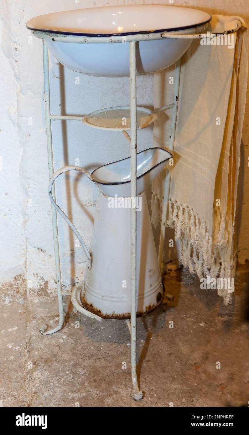 toilet set used in rural country houses when there is no bathroom in