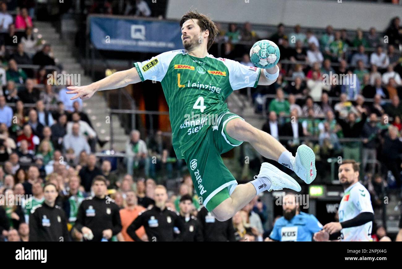 Leipzig, Germany. 26th Feb, 2023. Handball: Bundesliga, SC DHfK Leipzig -  SC Magdeburg, Matchday 21, Arena Leipzig. Leipzig's Maciej Gebala (r) and  Magdeburg's Kay Smits in action. Credit: Hendrik Schmidt/dpa/Alamy Live News