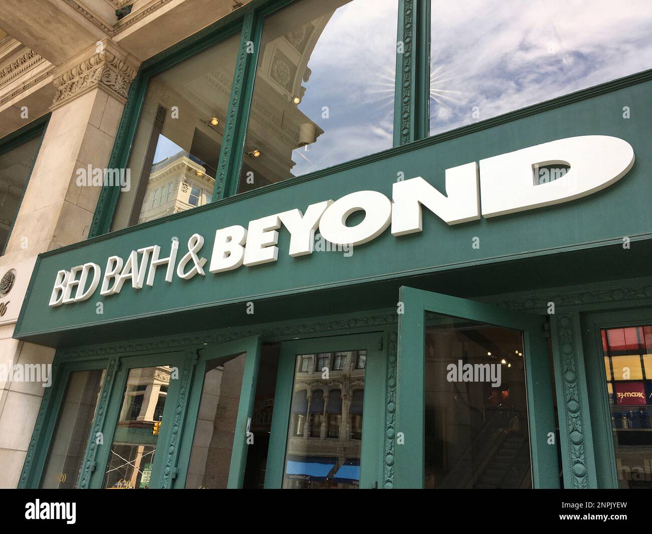 Photo by STRF/STAR MAX/IPx 2020 8/27/20 Bed Bath & Beyond is laying