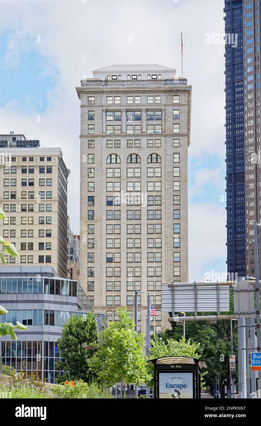 Pittsburgh Downtown: Landmark Frick Building’s Forbes Avenue (south) façade, viewed from plaza at One Oxford Centre. Stock Photo