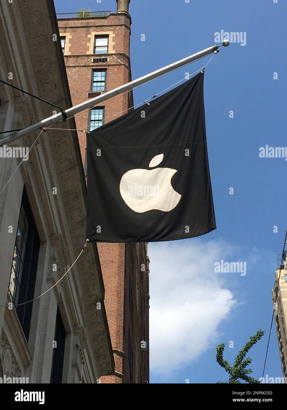 Photo by STRF/STAR MAX/IPx 2020 8/19/20 Apple crosses 2 trillion