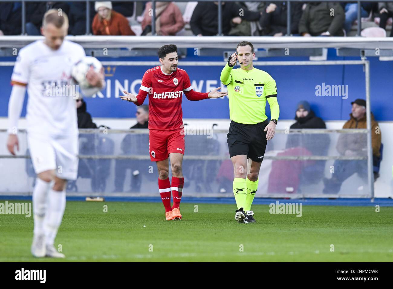 referee Nathan Verboomen pictured during a soccer match between Oud