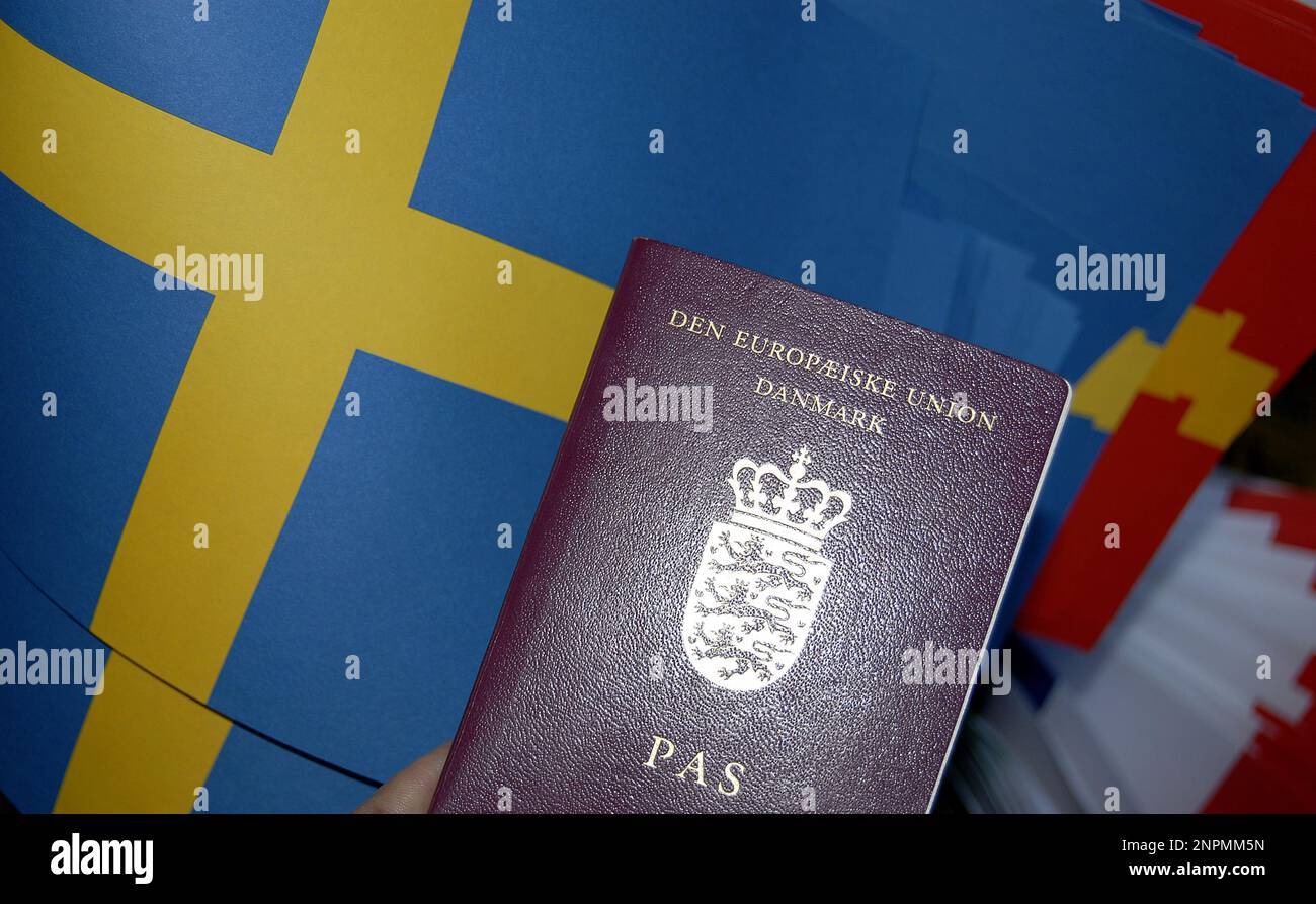Malmoe/Malmo/Malamö/Sveriige/Sweden  12November  2015 Swedish border control by police from today noon need passsport and national ID car to enter in Sweden ,swedish newspaper coverage and yuong ayslum seeker coming to sweden thoguh Demark and Germany        (Photo by Francis Joseph Dean/Deanpictures) Stock Photo