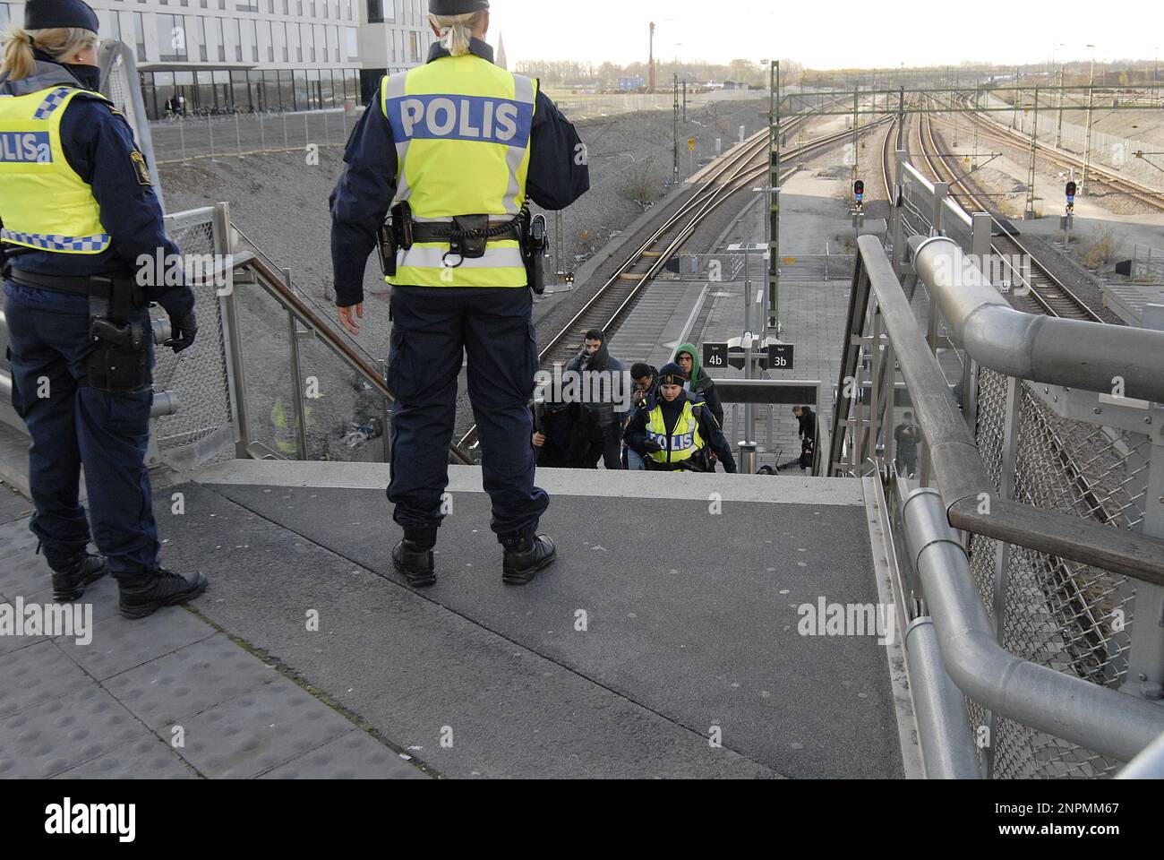 Malmoe/Malmo/Malamö/Sveriige/Sweden  12th November  2015  From today noon Sweden has confirmed border control for next 10 years due to refugee unbearable for sweden, Police ecort sylum seekers at Hyllie train sation  train from Copenhagen to Malmo sweden      (Photo by Francis Joseph Dean/Deanpictures) Stock Photo